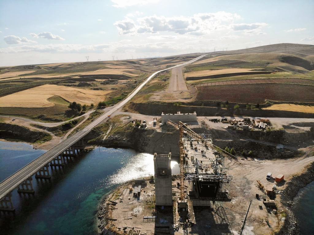 Karayollarında Neler Yapıyoruz❓

📌Şanlıurfa - Bozova - Adıyaman Yolu, #FıratNehri üzerinde 2×395 metre uzunluğunda; 175 metre orta, 110 metre kenar açıklığı ile dengeli konsol sistemli #Karababa Köprüsü 

⚒Yapım çalışmaları devam ediyor.

#YollarınKoruyucusuKarayolları