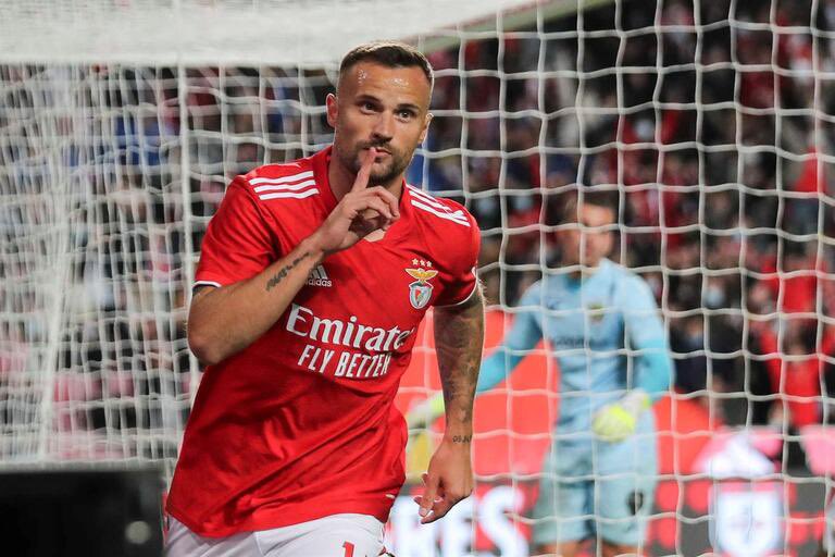 🚨 Seferovic cada vez mais perto do #Fenerbahce 

Depois de fechar Jorge Jesus a direção do Fenerbahce quer fechar Seferovic já no final da pausa das seleções.

O jogador já tem os termos do contrato acordados ✍️

Fica a faltar o acordo com o Benfica que deverá rondar os 6/7M€.