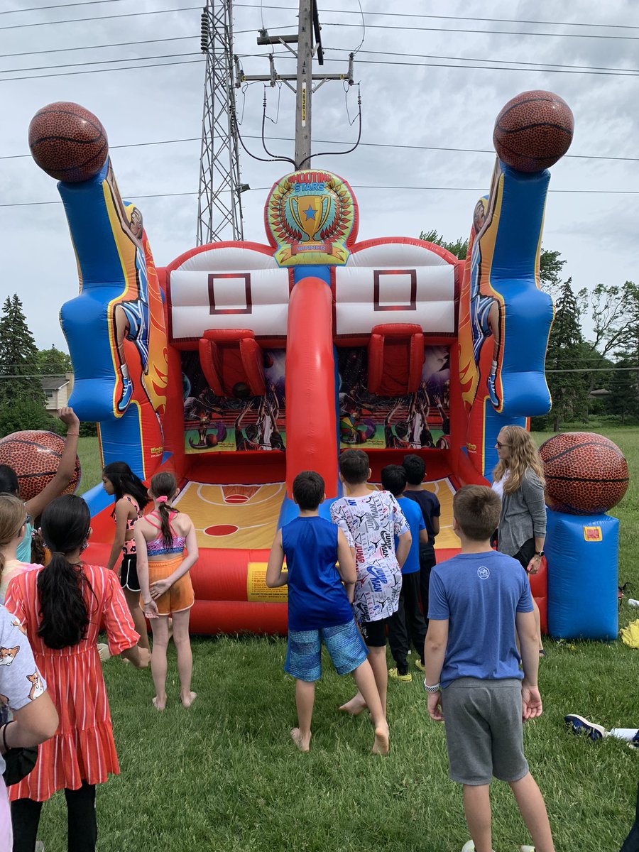MrsFoxLPS's tweet photo. Having a blast at field day!! https://t.co/duZpTiPhrC
