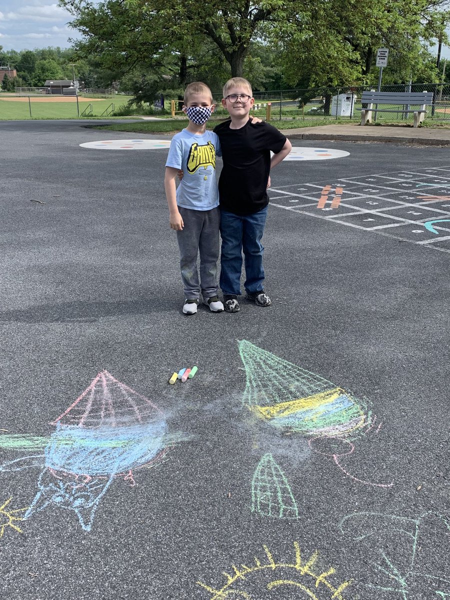 mrsgruberDES's tweet photo. Sidewalk Chalk Day! #endofyearfundays #desfuninfirst https://t.co/5g2Rt2FF6T