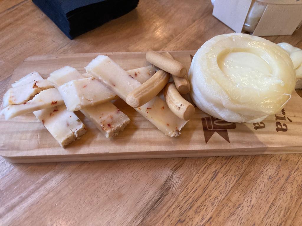 quesoslaantigua's tweet photo. ¿Te apetece un poquito de queso?

En esta tabla tenemos queso de oveja curado escamas al pimentón y queso cremoso.

Ambas referencias disponibles en https://t.co/v72KYZYRvN donde hoy los gastos de envío son GRATIS

#quesodeoveja #tabladequeso #enviogratis https://t.co/zlwJf2nynf