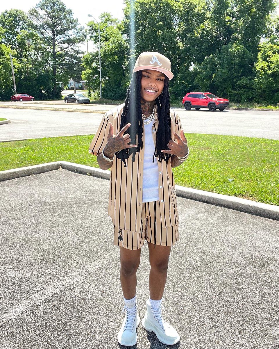 LaDaddyB's tweet photo. Back on Des twitter shit 🌈 https://t.co/aweHOTFTpt