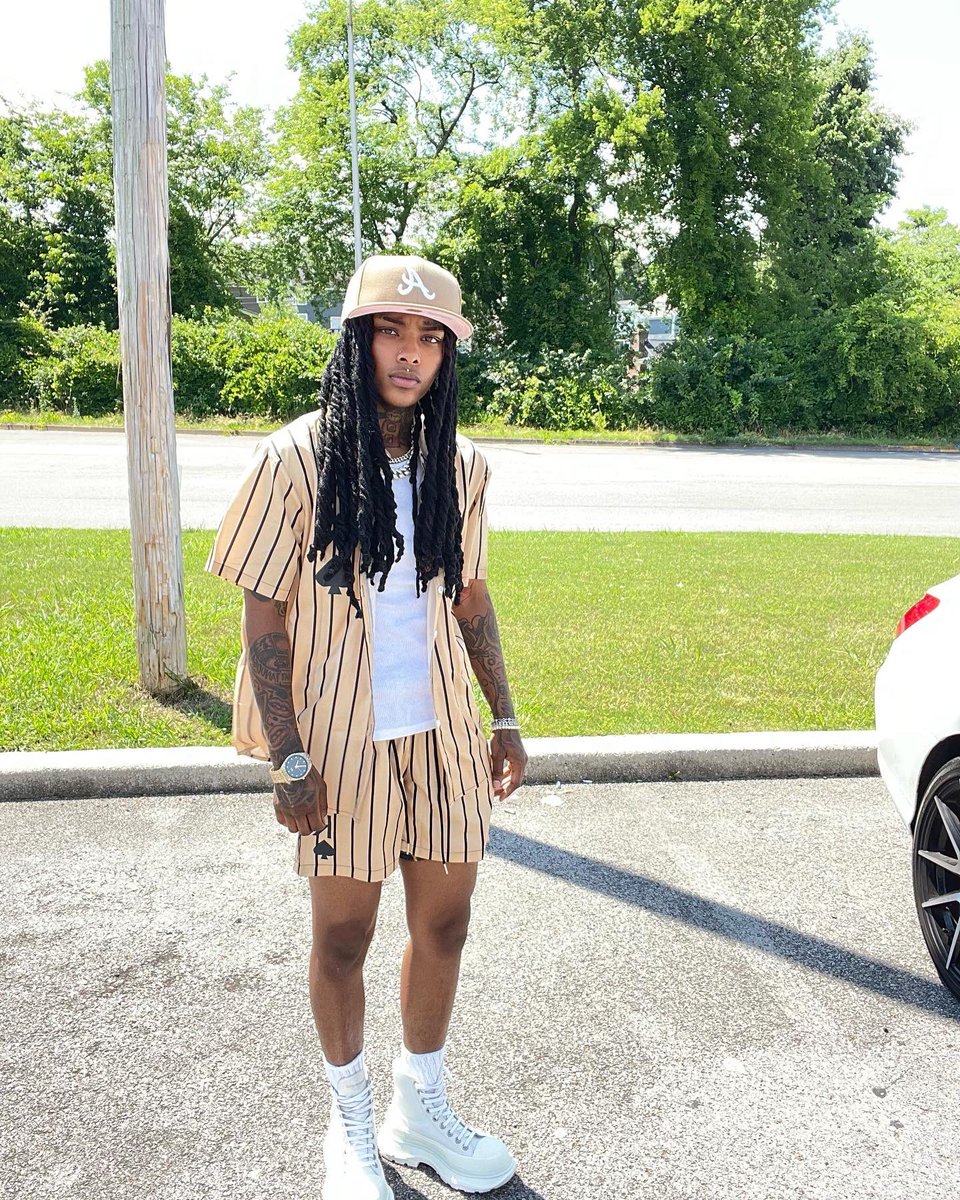 LaDaddyB's tweet photo. Back on Des twitter shit 🌈 https://t.co/aweHOTFTpt