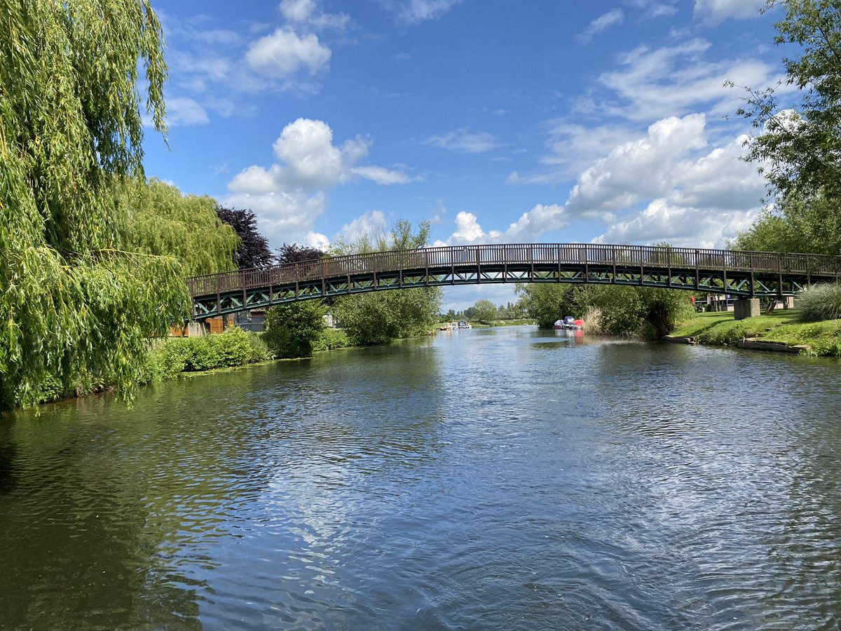 robbrownhx's tweet photo. The northern end of the river Avon. #narrowboating #silverpropeller #Stratford https://t.co/SsbhDiPaEV