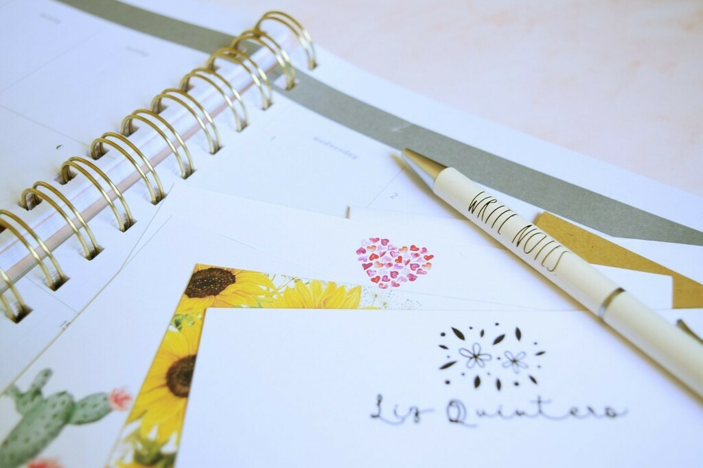 MVDesignInk's tweet photo. ❤🖊It's National Pen Pal Day!  Share the love ❤ of writing to family and friends. Send a letter or a special personalized notecard they'll love! 📬💌 MVDesignInk has a variety to choose from 😊

#penpal #nationalpenpalday #shoplocal #shopupland #shop… https://t.co/87ZlJtLqqw https://t.co/J8aGdugOXm