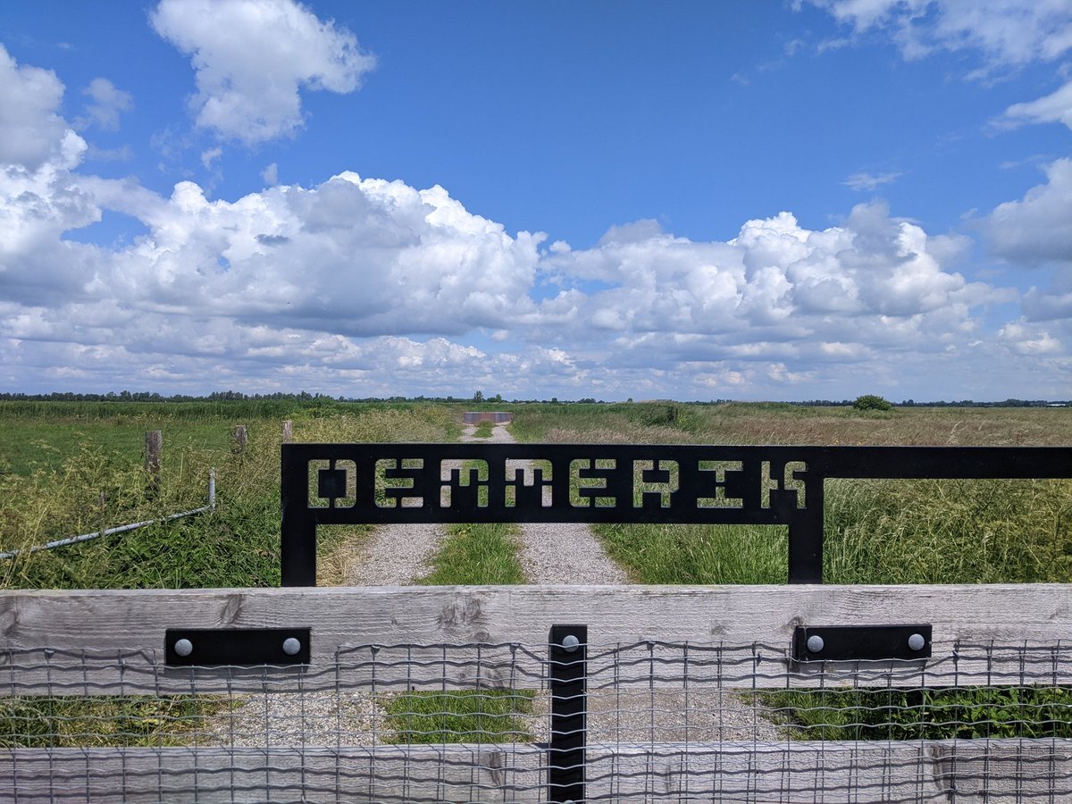 Vandaag mocht ik in polder Demmerik de samenwerking tekenen met Gebiedscooperatie Groot-Wilnis Vinkeveen. We gaan samen aan de slag voor meer natuurinclusieve landbouw met een rendabele bedrijfsvoering. Allereerst met 2 pachters die lid zijn van de coöperatie. Mooie stap.