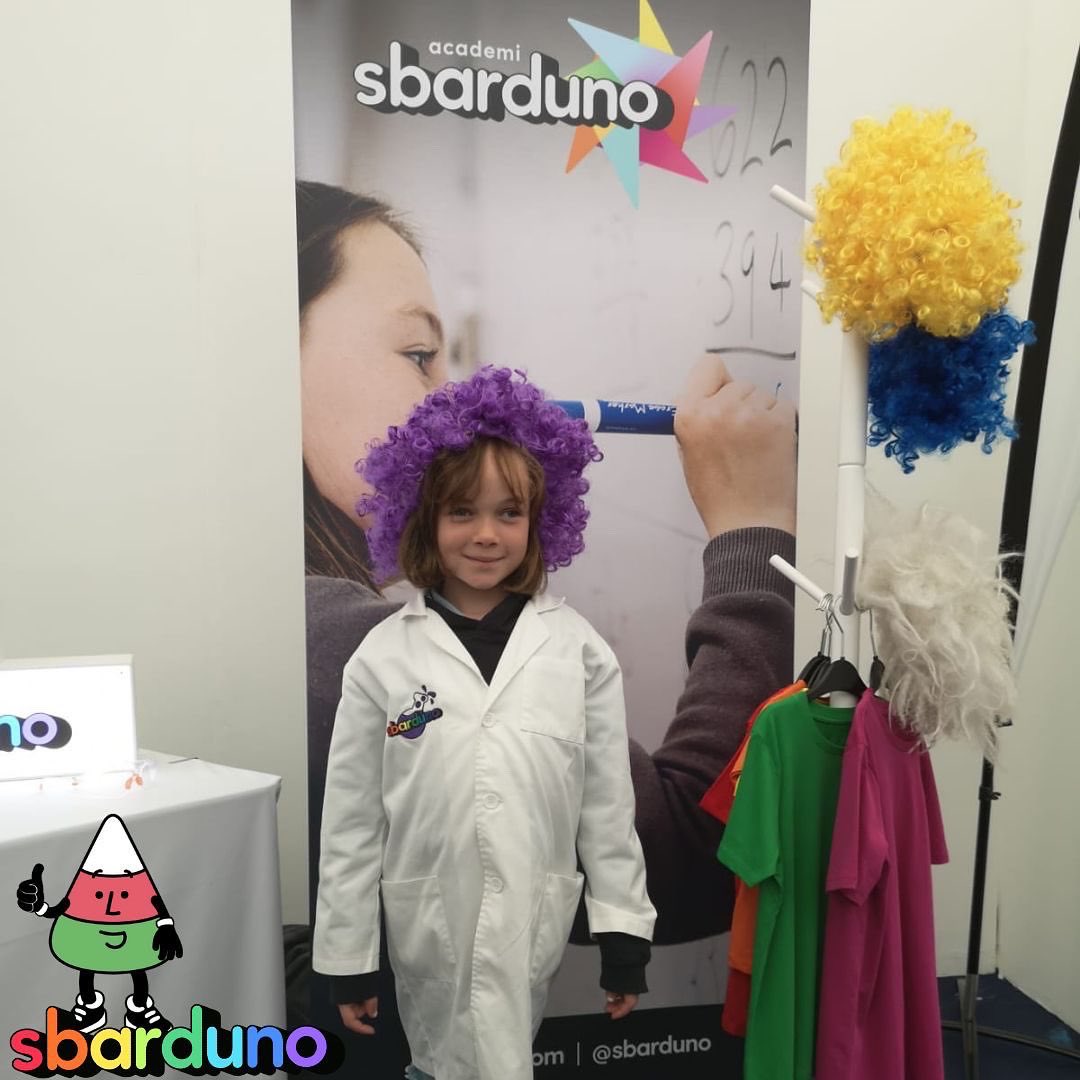 sbarduno's tweet photo. Diolch o galon i'r ddwy chwaer yma am ein helpu ar stondin Sbarduno yn y #GwyddonLe ddoe! 

Roeddech chi'n wych! 👏🏻👏🏻

Many thanks to these two sisters for helping us on the @sbarduno stand at the  #gwyddonle yesterday! 

You were great! 👏🏻👏🏻 https://t.co/jBOX2R8qz6
