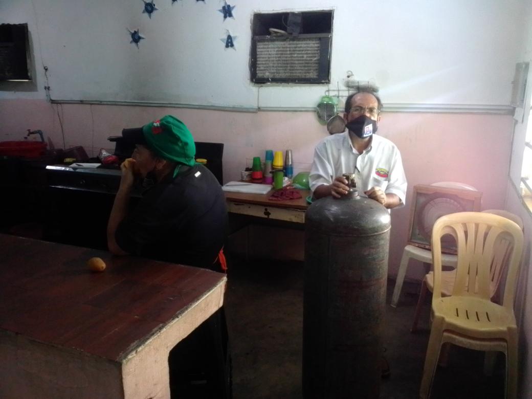 Activos !!! en el comedor del <a href="/UENLuisUrdanet1/">UEN-LuisUrdanetaSanFco</a> con nuestras madres procesadoras del <a href="/CnaeZuliaOf/">CnaeZuliaOficial</a> recarga de bombona