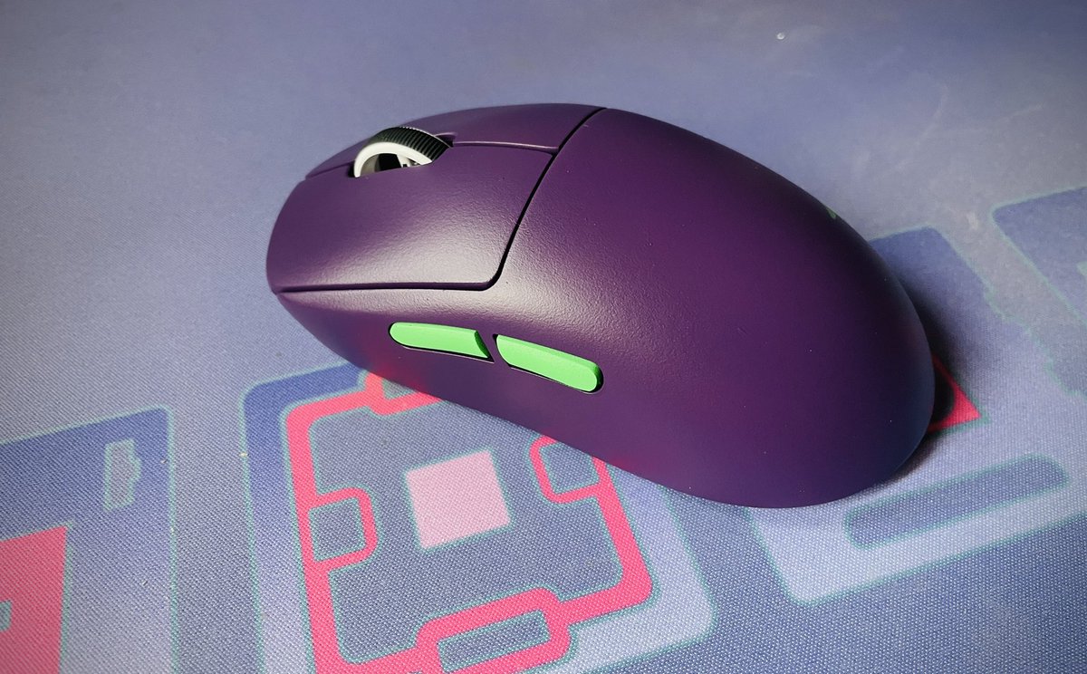 CanaryRam_'s tweet photo. No son las fotos oficiales ni mucho menos, sobre todo porque la alfombrilla es la que uso pa trabajar, pero es que no me pude resistir…

Logitech G Pro Superlight Evangelion edition 😈 https://t.co/493eChrwUp