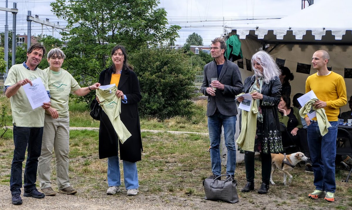 Afgelopen zondag tijdens Nijmeegs Natuurfestival aanbieding van onze oproep 'Ga voor een groene corridor' aan gemeenteraad 024 - hier in spoorkuil Willemskwartier in ontvangst genomen door leden van fracties <a href="/GLNijmegen/">GroenLinks Nijmegen</a> @PvdDNijmegen en <a href="/spnijmegen/">SP Nijmegen</a>