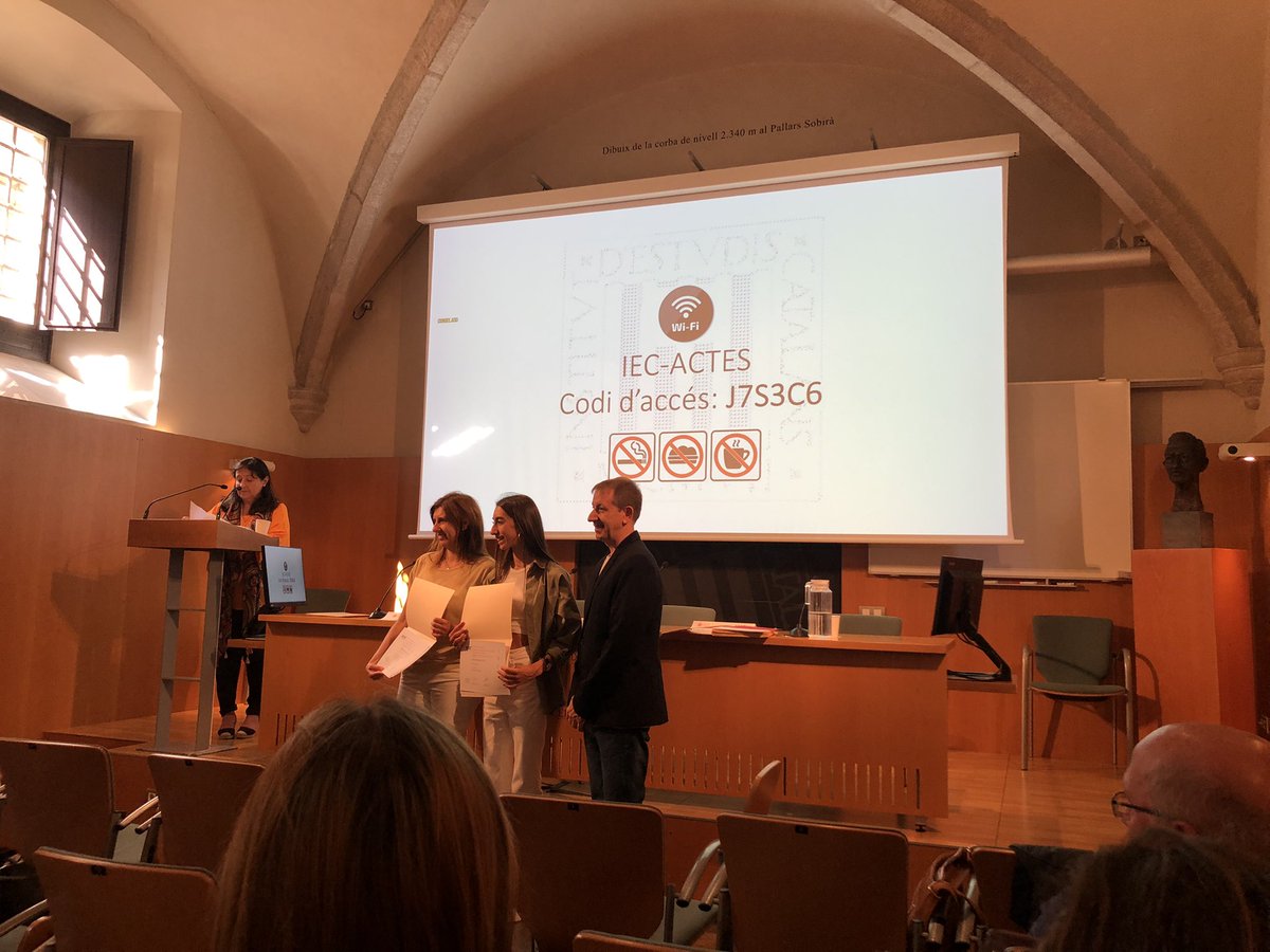 Moment de la lectura de l’acta del jurat i lliurament de premis, accèssits i mencions de la 16a edició dels Premis als Treballs de Recerca de Batxillerat dins l’Àmbit de la #Química.

#XXXIVDebatQuímica