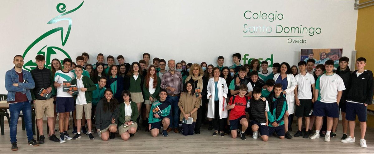 Precioso encuentro literario entre <a href="/ArmandoMurias/">Armando Murias</a>  y el alumnado de 4.º ESO del <a href="/Dom_Oviedo_FESD/">Santo Domingo-FESD-Oviedo</a>, que este trimestre ha leído su libro Cuando fuimos héroes y otros cuentos. Muy agradecidos al colegio, y a su directora <a href="/SaraBarcena/">Sara Bárcena</a>, por facilitar esta actividad.