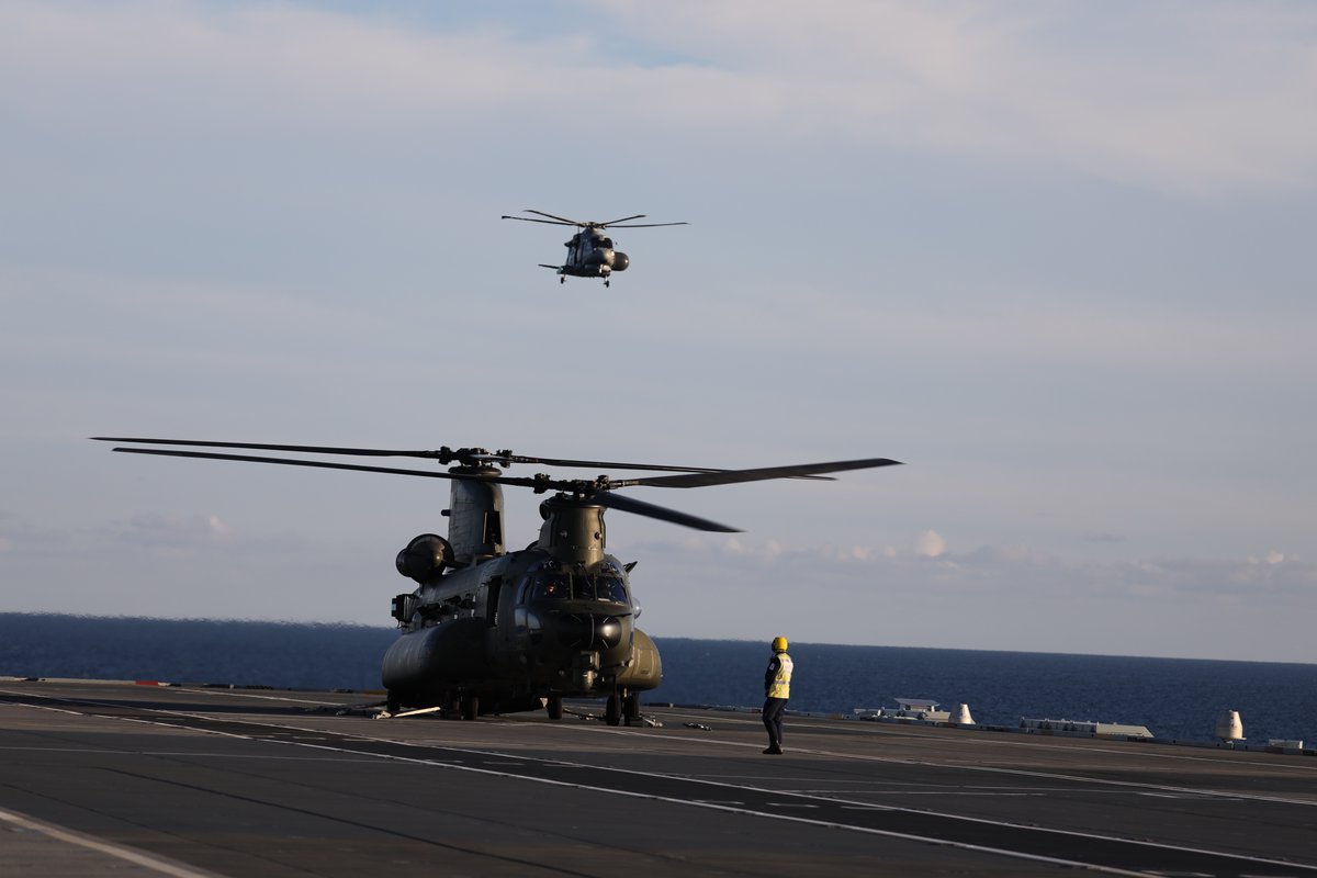 HMSPWLS's tweet photo. Another busy few days

🌬️Chinooks
🧙‍♂️Merlins
⛽️Refuels
🛟 winching

#IServe #WednesdayFun https://t.co/kySpVT4maR