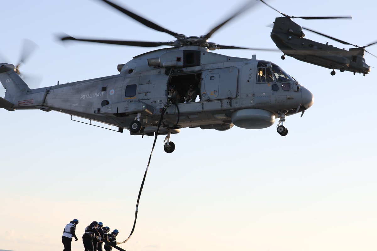 HMSPWLS's tweet photo. Another busy few days

🌬️Chinooks
🧙‍♂️Merlins
⛽️Refuels
🛟 winching

#IServe #WednesdayFun https://t.co/kySpVT4maR