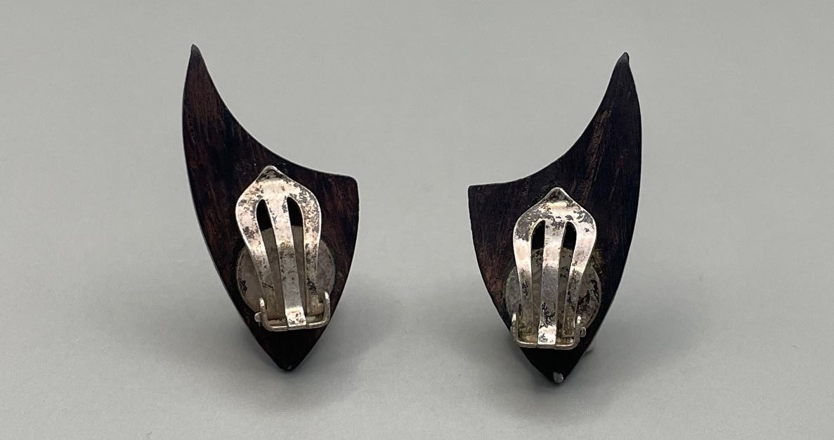 leithvintage's tweet photo. Any experts / fans of #hanshansen or #georgjensen or #danishjewelry out there? Could I unwittingly have bought Hans Hansen earrings? 🤔 #danishdesign #scandinaviandesign #vintagejewelry #vintagejewellery #jewelleryexpert https://t.co/IdvR1qdlUX
