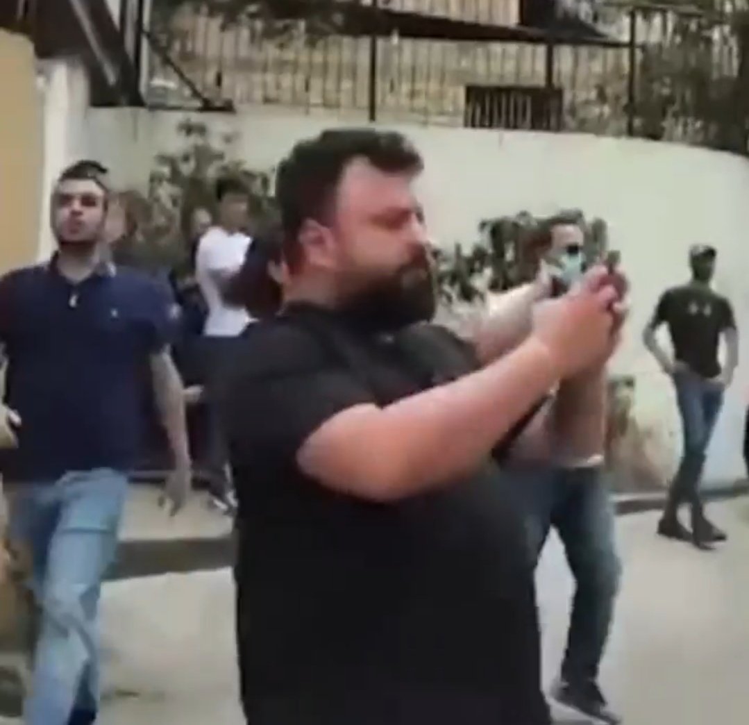 Malektawk1's tweet photo. جو حداد لكان عم بصور اليوم
عليه تهم نصب واحتيال، طالع طرد من الدولة، متهم انه بهرب اجانب بطريقة غير شرعية، خطف شخص بسيارته من تلات تشهر، متهم بسرقة اموال، بينتحل صفة امن الدولة...

بس لواء ١١ امنلو حماية وضربنا نحنا، فينا نعرف ليش؟ https://t.co/rdfmj5zw2B