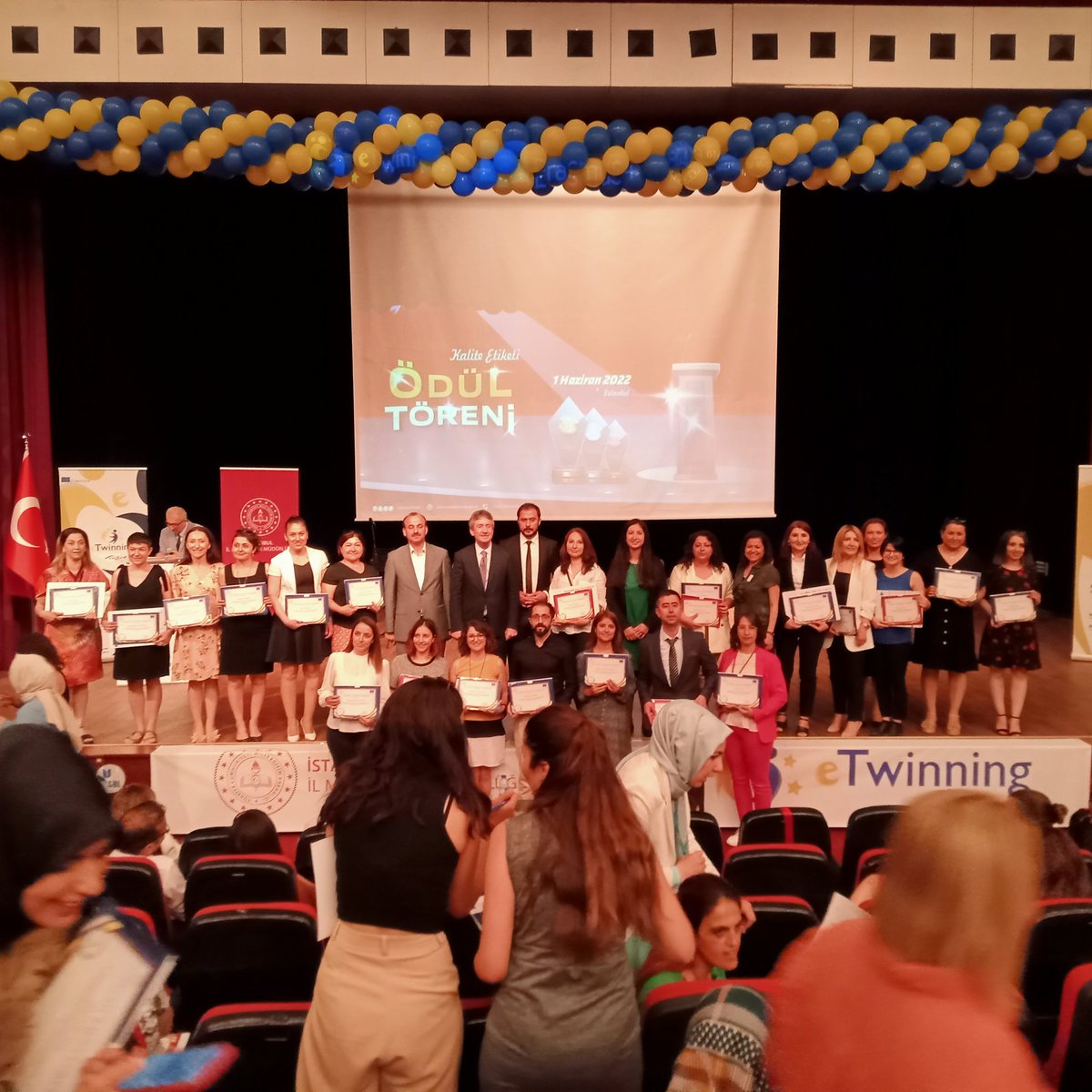 #AnadoludanAvrupayaeTwinning İstanbul Milli Eğitim Müdürümüz ve UDS ekibinin katılımıyla taçlanan Kalite Etiket Töreninde Büyükçekmece ilçe milli eğitim müdürümüz ve öğretmenlerimizle eTwinning Kalite etiketlerimizi teslim aldık. <a href="/hasan_uygun91/">hasan uygun</a> <a href="/BuyukcekmeceMem/">Büyükçekmece İlçe Millî Eğitim Müdürlüğü</a> <a href="/eTwinning_ist/">eTwinning İstanbul</a>