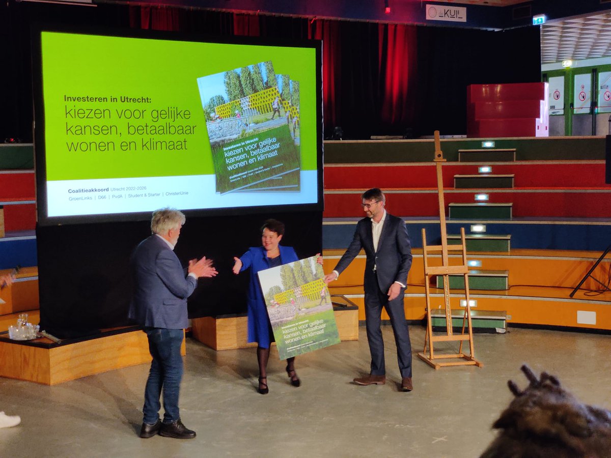 WBZuidwest's tweet photo. Vandaag werd het nieuwe coalitieakkoord gepresenteerd, midden in Kanaleneiland bij het @Krachtstation. Met daarin veel aandacht voor wijkgericht werken, buurtaanpakken en Kanaleneiland in het bijzonder. Daar zijn wij natuurlijk heel blij mee 💪🏼 https://t.co/jayx66WsbH