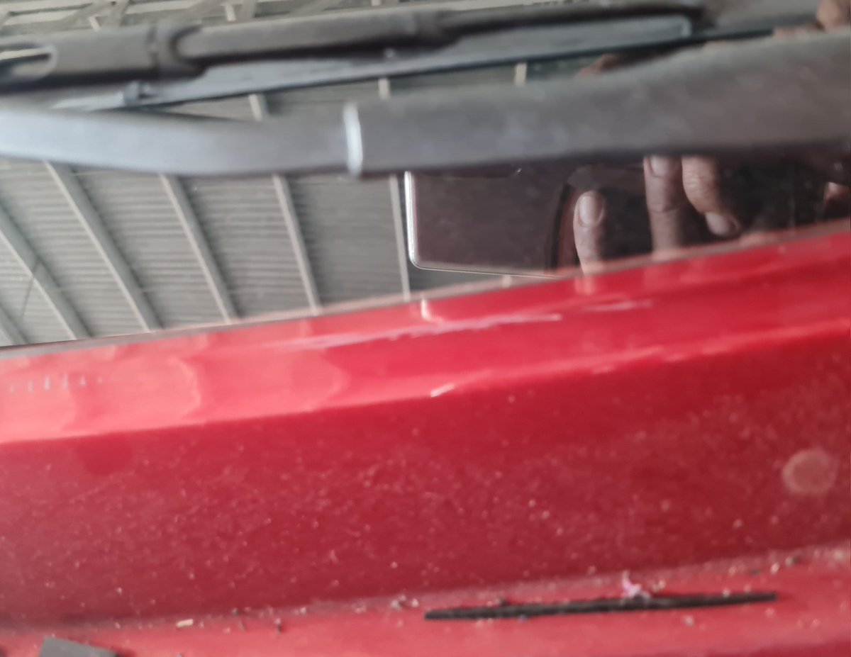 Geracueva's tweet photo. @RenaultMX servicio pésimo para mi auto.. por defecto de fábrica se repuso el cristal delantero y dañaron el capacete o toldo de mi oroch 😡😡🤬🤬🤬 https://t.co/m8IRL6crPG