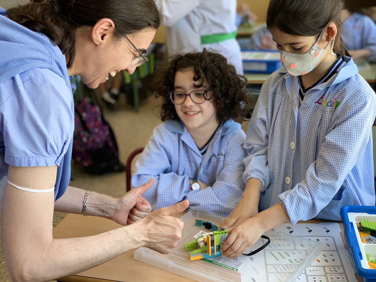 HijasCaridadEC's tweet photo. 👉🏻 El #EquipoDeTitularidad #ColegiosHHCC visita hoy #LaMilagrosa de #Calahorra, un centro que apuesta por propuestas didácticas #STEAM 🤖 integradas, la educación inclusiva y la igualdad de oportunidades desde el #carismavicenciano.
🎉 ¡Enhorabuena por ser #SteamReferenceSchool! https://t.co/xPqWydlDW2