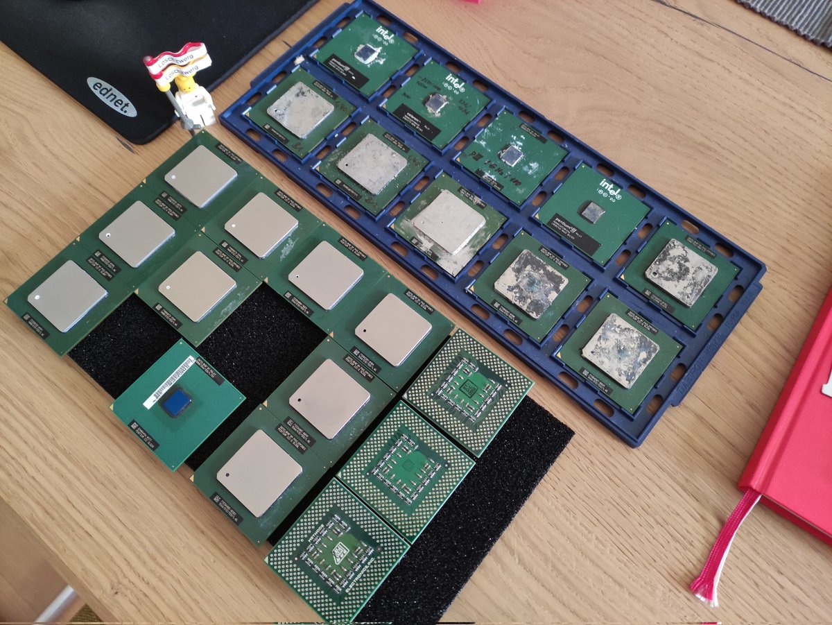 Loeschzwerg_3DC's tweet photo. Started sorting and cleaning some of my Socket 370 CPUs... It's just a fraction on that picture. Six CPUs in that tray are engineering samples.

#intel #socket370 #pentium3 https://t.co/fEYfgUXbzI