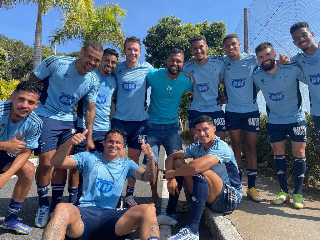Cruzeiro's tweet photo. Visita especial na Toca! 💙

Na manhã desta quarta-feira, Thiago foi até a Toca da Raposa II para visitar os ex-companheiros!

Você é sempre bem-vindo, Cria! 👊🦊

📸 @marcoferraz85 / Cruzeiro https://t.co/5MI4qo8JNe