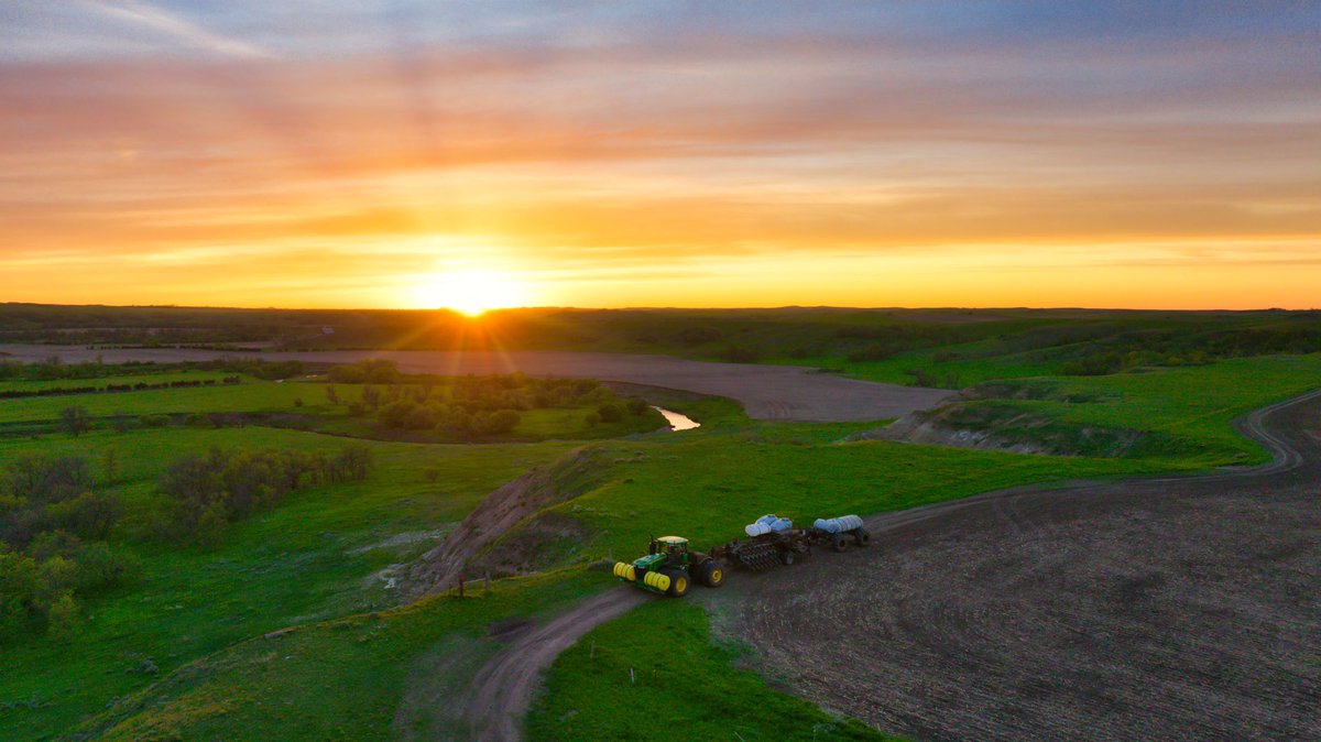 AmdakProduction's tweet photo. @PlainsGrain #PrecisionMaXX #plant22 in #ND It’s been a wet few months, but fun to finally be documenting this powerhouse planter in the field. @PrecisionPlant @Harvest_Int_Mfg @travismesser81 #sunset #drone #dronephotography #northdakotalegendary #northdakota #agriculture #farm https://t.co/SqK2yHBgyW