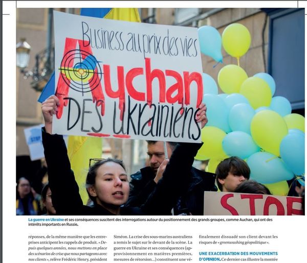 [PUBLI] PRINTStratégies n°2124. Manuel de survie dans un monde de crises. Image d'un rassemblement pro-Ukraine dénonçant l'activité du groupe Auchan en Russie. © Nicolas Billiaux/ hanslucas #hanslucas