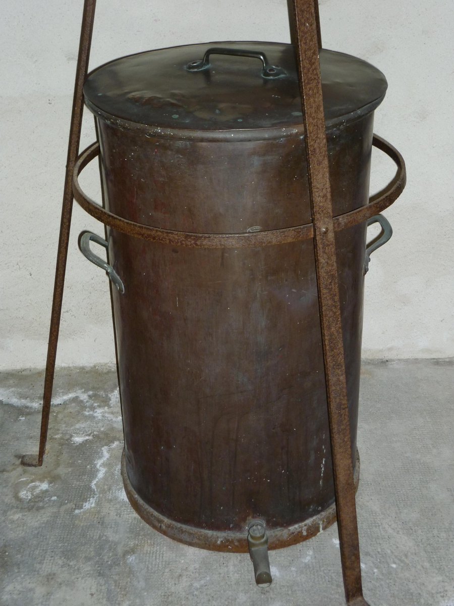 reseaudesmusees's tweet photo. / #QECO la réponse /
Dans cette conge du #musée régional du #cidre (#Valognes), on préparait le mélange #alcool+sirop de #sucre qui, mis en fût, devenait liqueur. Un robinet est placé dans le bas de la cuve cylindrique en #cuivre rouge -> https://t.co/wLuVcp5xww #Normandie https://t.co/oPCYndE7XZ