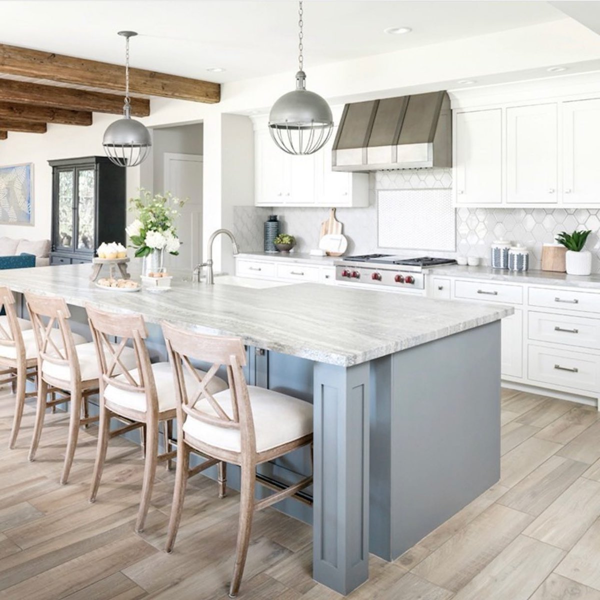 This kitchen is stunning! The cool toned flooring matched with the white walls is a beautiful look😍
Would you like to eat here?
.
.
.
.
#modernhome #interiorinspiration #interiorgoals #marble 
Media Source: instagram.com/p/CdEEvyiJVGO/