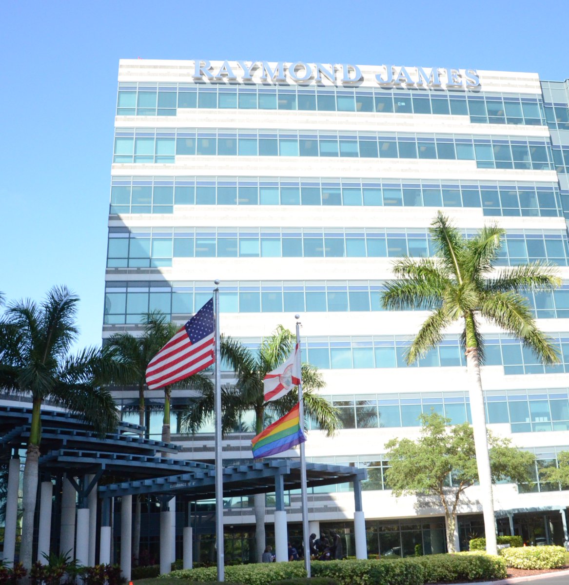 RaymondJames's tweet photo. To kick off #PrideMonth, our Pride inclusion networks, leaders and associates gathered to raise the Pride flag at our corporate offices in recognition of the LGBTQ+ community and allies. Learn more about #diversityandinclusion at Raymond James: https://t.co/0w7nD7BBhd #RJPride https://t.co/RhhtdBgWYi