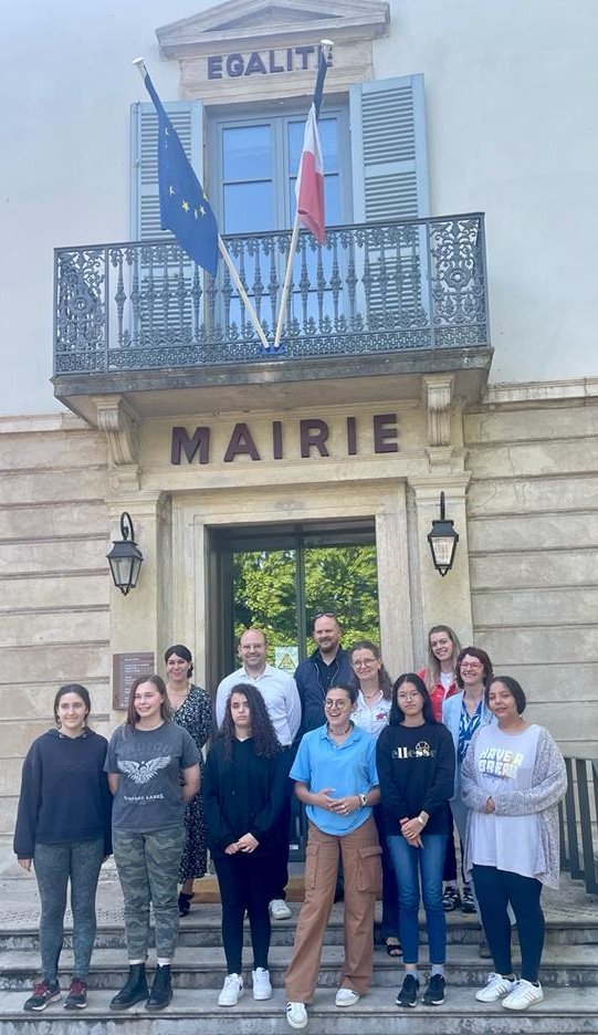 Merci <a href="/FACEGrandLyon/">FACE Grand Lyon</a> #sybord <a href="/auvergnerhalpes/">Auvergne-Rhône-Alpes</a> <a href="/grandlyon/">Métropole de Lyon</a> et <a href="/st_genis_laval/">Ville de Saint-Genis-Laval</a> et #pierrebenite pour le projet #wifilles . Mention spéciale à @jackybejean pour cette initiative et son suivi. Merci aussi à notre marraine et bien sûr à Elo, Sarah, Camille, Cassandre, Laarem et Vichi