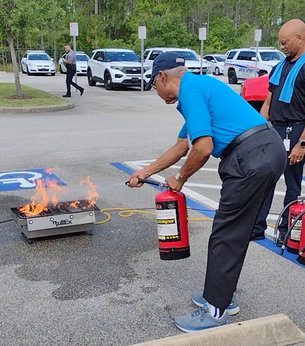 DaytonaBchPD's tweet photo. You never know when you'll need a fire extinguisher, right?
Our thanks to @DaytonaBeachFD for providing this refresher course recently to our Citizens On Patrol and other civilians employed at our PD.
#FireSafety #DontAimAtTheFlame #AimAtTheBase #DaytonaBeach #DaytonaStrong https://t.co/sYTBFpznHb