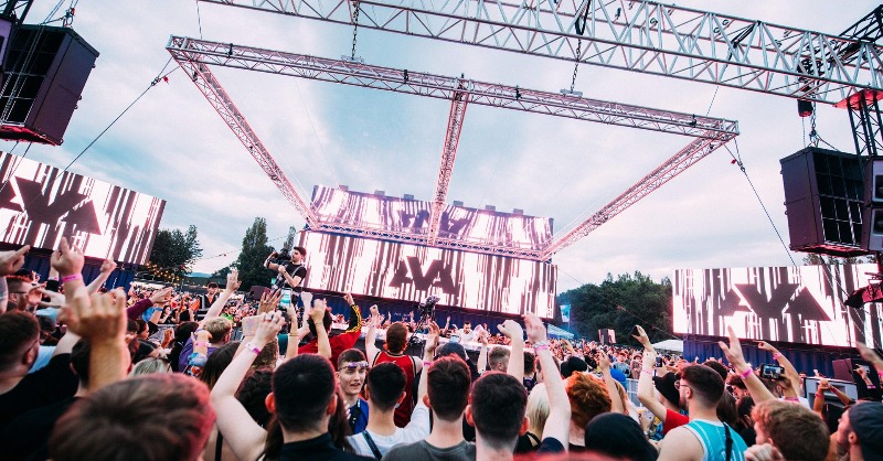 DiscoverNI's tweet photo. #AVAFestival returns to Belfast's Titanic Slipways this weekend, 3-4 June, with local headliners, BICEP. Who's going? ⚡️🪩
But it's not just epic dance festivals that Belfast is known for, here's a peak into the music & nightlife that awaits your next Giant Adventure.