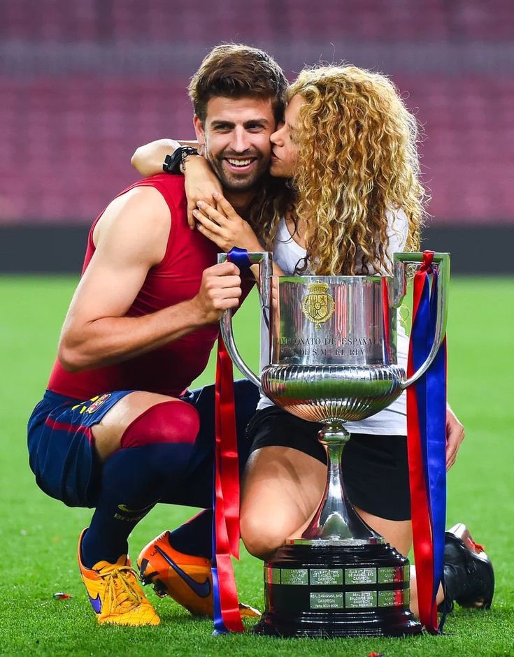 DeparSports's tweet photo. 💥 Shakira, kendisini aldatan Gerard Pique'yi başka bir kadınla ilişki yaşarken yakaladı.

🔗 (El Periódico) https://t.co/11so3JWmfu