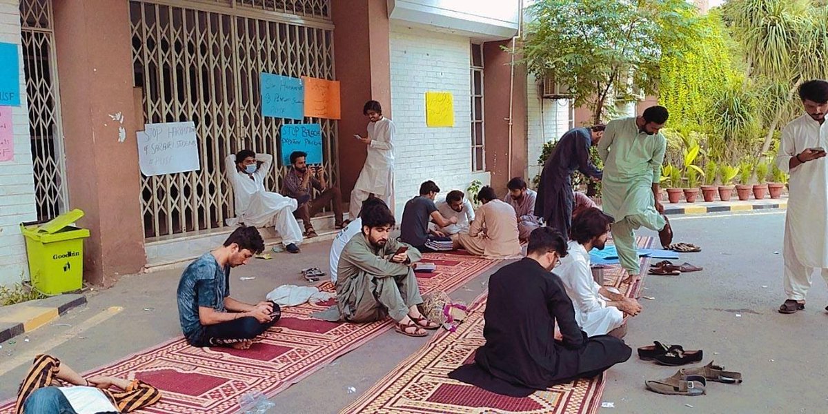 Sajjadkhan_eco's tweet photo. PUSF dharna are still continue for last three days against the Weapon culture in university,extremism,profiling of minority ethnic caste. 
#PUstudentssitin  #Banextremistgroup https://t.co/jv3eVY9vWh