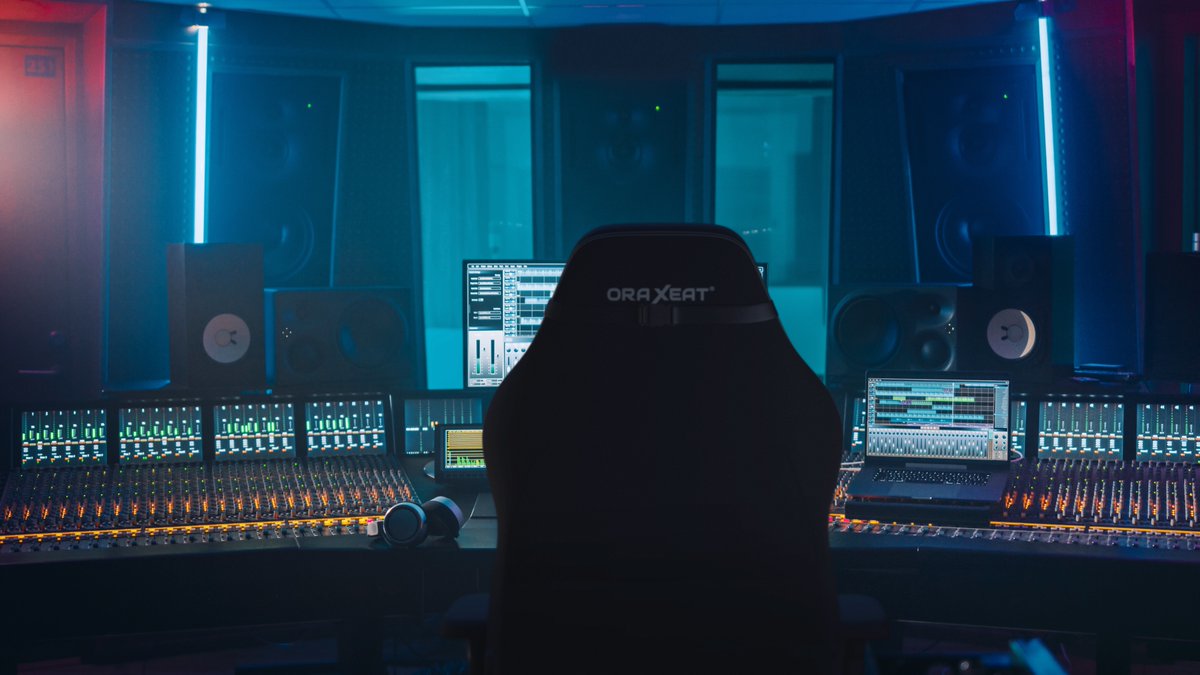 ORAXEAT's tweet photo. Oraxeat vous accompagne pour vos séances studios ! 🎚
Composez sans limites. 🎶
#Creativity #studio #music #recording #oraxeat https://t.co/MzzIoObZoA