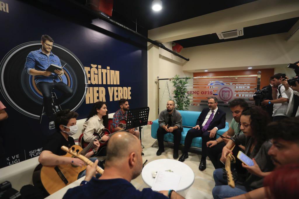 kasapoglu's tweet photo. Ankara Sosyal Bilimler Üniversitesi'nde Genç Ofis'imizi genç arkadaşlarımla birlikte açtık. Hayırlı, uğurlu olsun. https://t.co/OhulY6GHCw