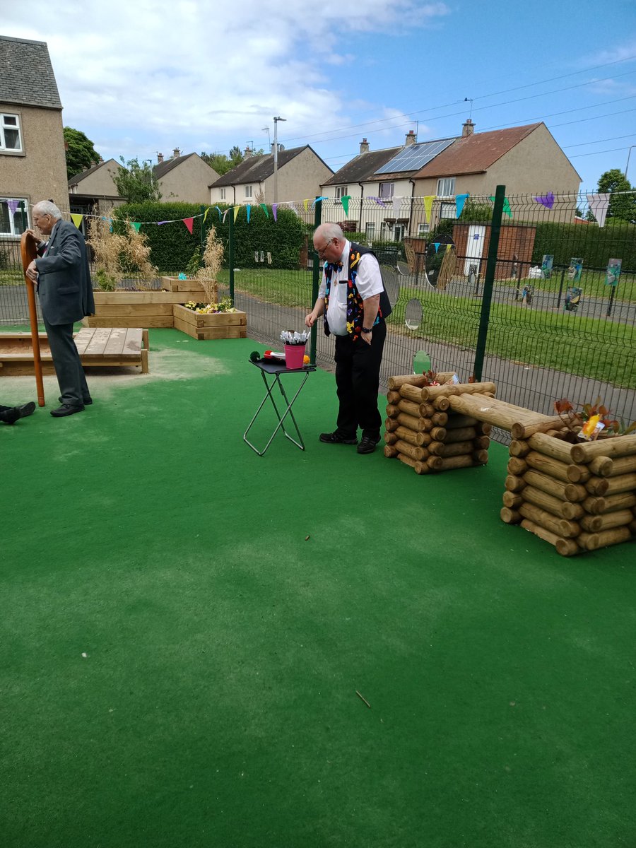 Gilhooleystevie's tweet photo. Fantastic to be part of the special inauguration of the new Brunstane Primary playground. Well done everyone!👍 https://t.co/LNq23YfKbj