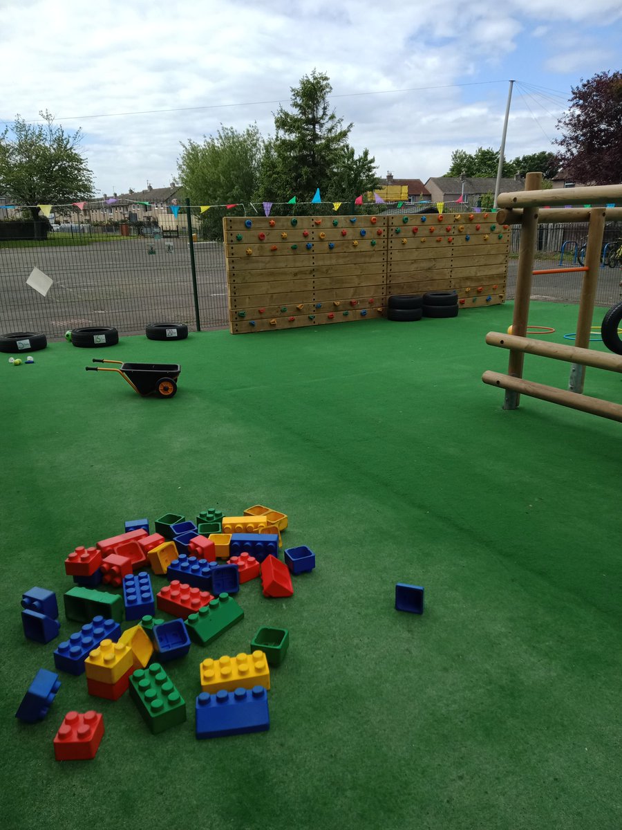 Gilhooleystevie's tweet photo. Fantastic to be part of the special inauguration of the new Brunstane Primary playground. Well done everyone!👍 https://t.co/LNq23YfKbj