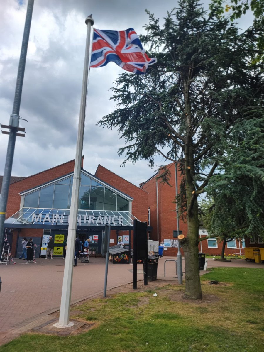 KarliethompsEng's tweet photo. Off this week &amp; so proud to get updates from my incredible team about the great work for the #Jubilee - serious messages about #rightplacefirsttimecare but also the fun moments of colleagues &amp; patients in @royalhospital - selfie frames and flags at the ready! #totalappreciation https://t.co/AToHarsGSG