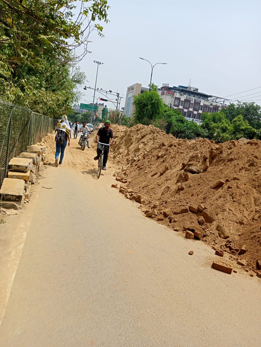 monikamg27's tweet photo. #Urgent #Attention needed!!!
Both sides of road at Hahnemann Chauraha, Gomti Nagar, #Lucknow have been blocked due to construction. It's humble request to kindly open at least one side road for movement. 
@LMC_IECofficial @LucknowNagar @uppwdofficial @JagranNews https://t.co/BjlvGQm30K