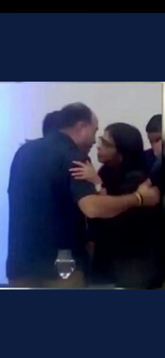 Dice <a href="/delcyrodriguezv/">Delcy Rodríguez</a> antes los Medios a <a href="/JulioBorges/">Julio Borges</a> "Asesino, COBARDE, Prófugo, la ley te alcanzará, se hará justicia, Traidor, etc..."

Y cuando  lo tiene cerca le dice al oído:
BORJITO que te parece el show antes los Medios??