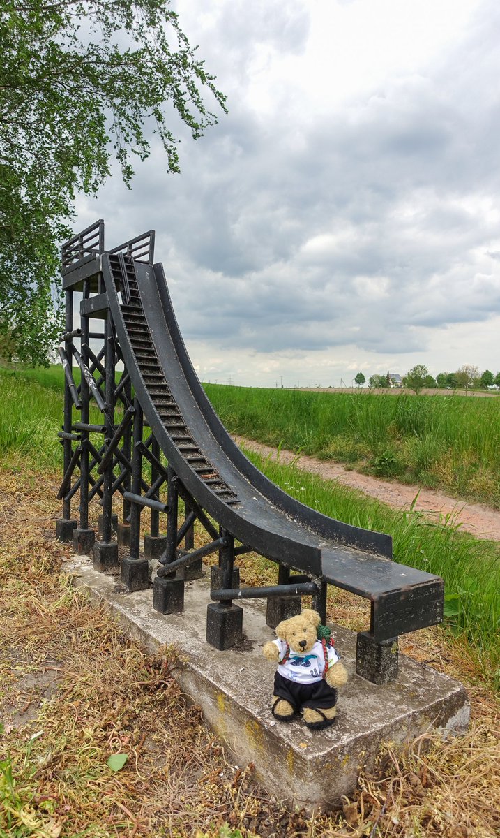 I visited a historical place. There used to be a ski jumping hill here.🎿 From 1959 to 1972, the 'Bördeschanze' stood here near Magdeburg in Saxony-Anhalt. This miniature model commemorates the ski jumping hill. #skijumpingfamily  #skispringen #skijumping #skokinarciarskie