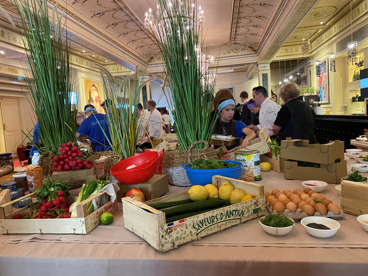 La finale nationale des #BrigadesCulinaires de <a href="/LaTableeChefsFr/">La Tablée des Chefs France</a>, c'est un concours façon #TopChef qui est l'aboutissement d'1 an d'ateliers culinaires, soit 300h de cuisine organisées dans 14 collèges #REP accompagnés par 18 chefs bénévoles dans 4 régions et 9 départements 🥕🥬🍅