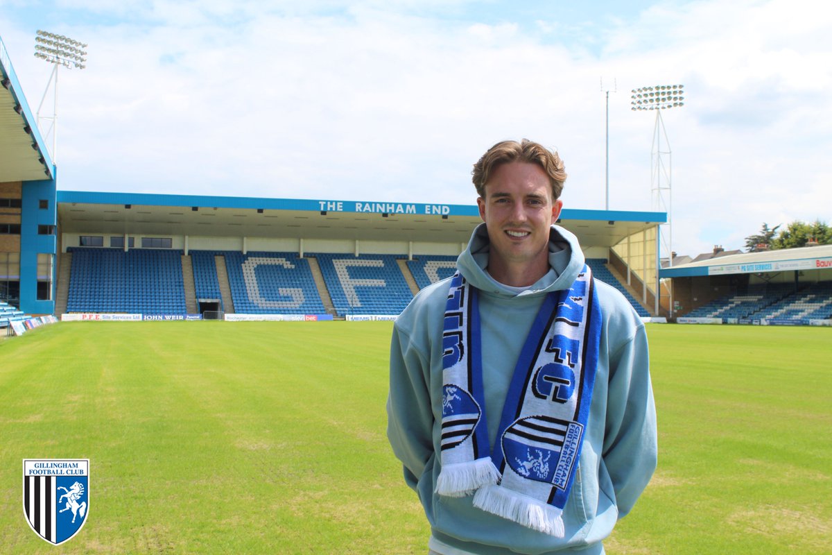 TheGillsFC's tweet photo. A good way to start the Platinum Jubilee Bank Holiday weekend! 😀📸✍️

Enjoy it, #Gills fans! 

https://t.co/OMTfM47lRp https://t.co/ZnKjBOgVfa
