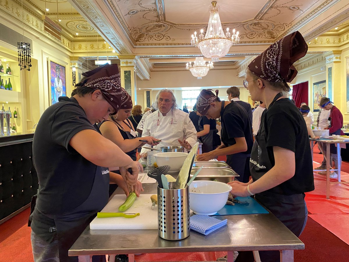 Grâce au soutien de <a href="/LaFrancesengage/">La France s'engage</a>, ce programme d’éducation culinaire de <a href="/LaTableeChefsFr/">La Tablée des Chefs France</a> #Lauréat 2016 a pu passer de 25 à 500 bénéficiaires aujourd’hui. 35 établissements scolaires 🏫 sont aujourd’hui mobilisés dans la démarche et l’objectif est de doubler d’ici 2023 📈