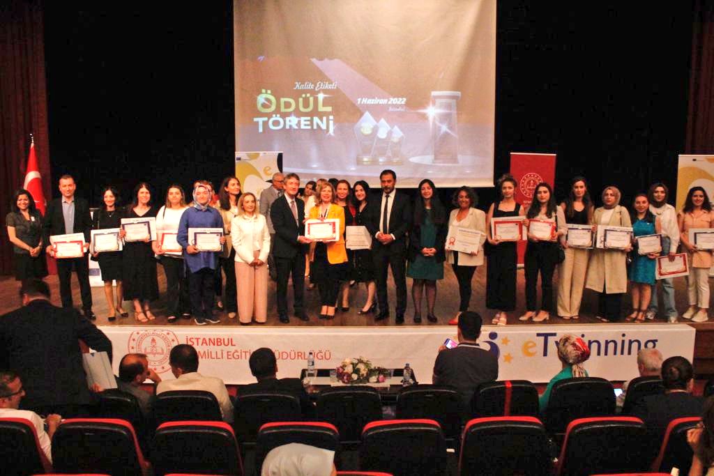 istanbulilmem's tweet photo. 🏅"Avrupa Yakası eTwinning Kalite Etiketi Ödül Töreni" İl Müdürümüz Sayın Levent Yazıcı'nın katılımlarıyla gerçekleşti.

@tcmeb @memleventyazici https://t.co/0vMtCQphD4
