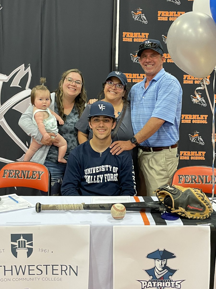 Justinreeves188's tweet photo. Made it official and signed! 💙🤍 @UVFbaseball https://t.co/hkqX1t7uvP