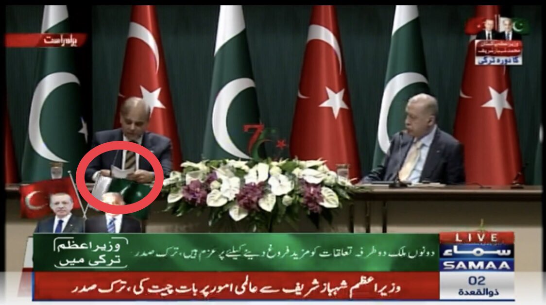 TabdeeliTvOffic's tweet photo. Shahbaz Sharif following his elder brother's style of the joint press conference. 
Junior Parchi PM
 #امپورٹڈ_حکومت_نامنظور https://t.co/cn0Yu0f9Ak